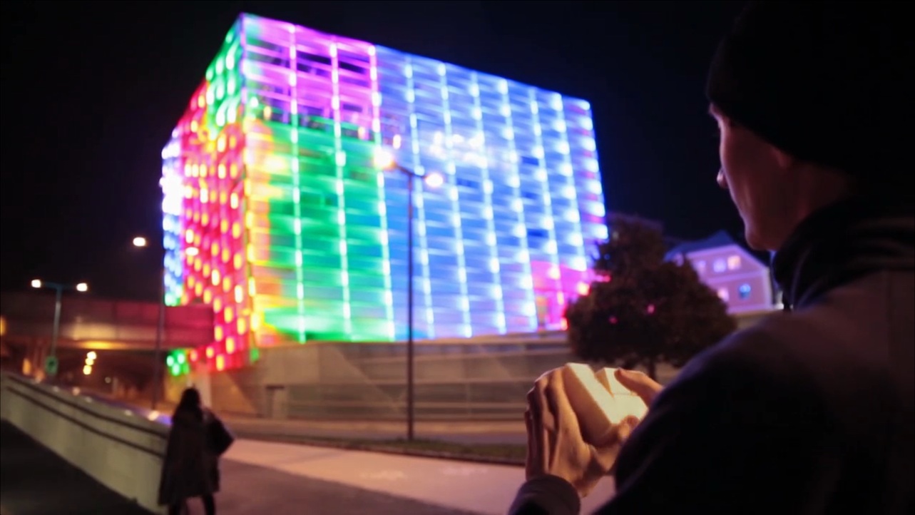 Quand un artiste transforme un immeuble en Rubik's Cube 